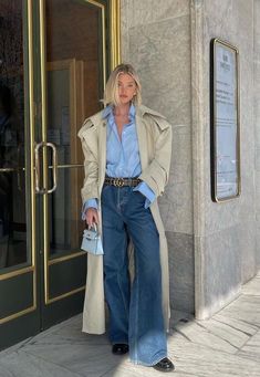 You probably have a cheeky pair of high-waisted jeans and are looking for new trendy ways to style them. Don’t worry, we’ve got you! Blue, navy, white, khaki or any colour on the palette, all jeans follow the same styling rule, so get ready to explore our 9 outfit idea blocks with inspo looks and tips! Wide Leg Jeans Outfits, 40s Mode, Outfit Elegantes, Stile Hijab, Looks Jeans, Trench Coat Outfit, Outfit Jeans, Fashion Weeks