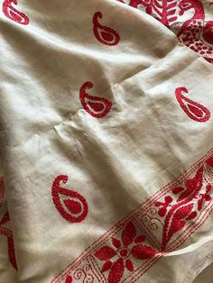 the red and white paisley pattern on this linen is very intricately detailed, but it doesn't seem to be in color