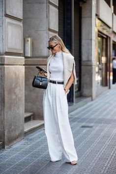 Minimalism Outfit, Corporate Attire Women, Minimal Stil, Minimalist Moda, Minimal Chic Style, Outfit Elegantes, Classy Business Outfits, Old Money Outfits, Corporate Attire