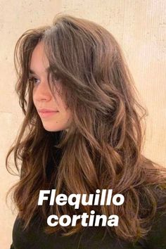 Imagen de una mujer mostrando su corte de cabello con flequillo cortina Naturally Wavy Hair Cuts, Gothic Chic, Brown Hair Inspo, Wavy Haircuts, Hairstyles For Layered Hair, Natural Wavy Hair, Haircuts For Wavy Hair, Long Hair With Bangs, Long Wavy Hair