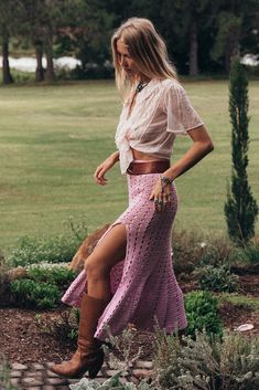 Spring Fashion Aesthetic 2024, Boho Colorful Outfits, Chasing Unicorns Clothing, Vintage Festival Outfit, 70s Chic Fashion, Vintage Cowgirl Outfits, Hippie Spring Outfits, 70s Western Aesthetic, Shakira Aesthetic