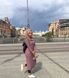 Pinterest| @reneemariaaa✨ Uni Fashion, Hijab Style Tutorial, Junior Fashion, Casual Hijab Outfit, Muslim Outfits, Beautiful Muslim Women, Muslimah Fashion Outfits