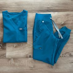 Xxs Catarina Top Xxs Petite Jogger Pants Color Is Pacific Blue, Limited Edition Color The Scrubs Are New Without Tags Other Available Colors Based On Po Numbers: Po 2200: Purple Shadow Po 1960: Deep Purple Po 2039: Auburn Po 2042: Hunter Green Po 1449: Heather Olive Po 1579: Winning Blue Po 1660: Denim Po 1429: Graphite Po 2153: Dark Space Gray Po 1875: Hydrogreen Po 1620: Moss Navy All My Scrubs Are From The Original Release So The Drawstrings Maybe Different From What Is Currently Selling On T Carribean Blue Scrubs, Caribbean Blue Scrubs, Dental Scrubs Uniform, Nursing Scrubs Outfits, Nurse Fashion Scrubs, Purple Shadow, Dental Scrubs, Nurse Aesthetic, Cute Scrubs