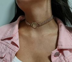 ♦ A beautiful choker necklace for the evening, made of gold-plated brass, the chain is made of rounded links, and a coin pendant in the center.     SIZA:  length 11.8IN (30 cm) up to 14IN ( 37cm)                Wide chain 0.39"  (1 cm)                Thick Chain: 0.12IN (3mm)                Pendant width: 0.98" (2.5cm)                The necklace also has an additional 6 cm 2.36 extension chain      ◾     Coin choker Necklace - Gold Coin choker - Chunky medallion Necklace - Coin jewelry - medall Round Chain Choker As Gift, Gold Chain Medallion Necklace For Gift, Gift Chain Choker, Gold Coin Choker Necklace As Gift, Gold Coin Choker Necklace Gift, Gold Coin Choker Necklace For Gift, Adjustable Gold Choker With Round Pendant, Gold Adjustable Round Pendant Choker, Gold Round Choker With Adjustable Chain