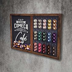 a display case with many different colored beads in the bottom and bottom, along with a sign that reads cantinoo de cafe