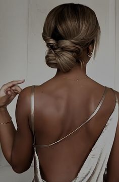 prom hairstyles, prom hairstyles ponytail, prom hair updo ponytail, prom hair half up half down Debs Hairstyles, Sleek Prom Hair, Prom Hair Medium, Prom Buns, Prom Hair Updo