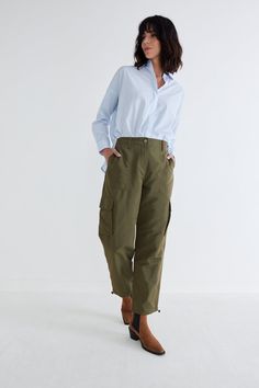 Made with our iconic nylon CORE fabric, these cargo pants will soon become your essential, daily pant. With cargo pockets and utility draw string details, these pants are equally practical as they are stylish. Pair with the Summit Quilted Vest to complete the look Olive Pants Outfit For Work, Safari Core, Olive Cargo Pants Outfit, Utility Pants Outfit, Olive Pants Outfit, Olive Pants, Trousers Details, Tunic Style Tops, Cargo Pants Outfit