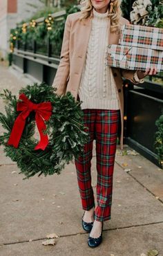 Christmas Outfits For Family Pictures, Holiday Party Outfit Work, Christmas Fashion Outfits, Plaid Pants Outfit, Kelly In The City, Style Anglais, Trendy Christmas Outfits, Tartan Christmas, Christmas Outfits Women