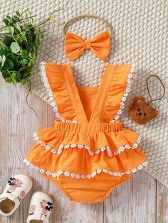 Bebé Body ribete con encaje ribete con fruncido con diadema | SHEIN USA Baby Sewing Projects, Toddler Romper, Kids Couture, Frocks For Girls, Girl Onesies, Dresses Kids Girl