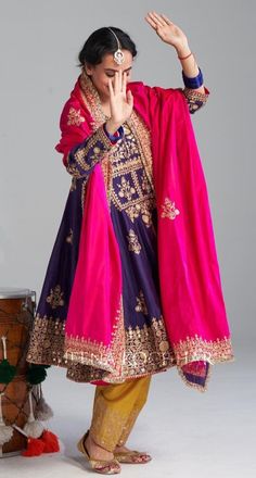 Zari Embroidery, Indian Dresses Traditional, Traditional Indian Outfits, Boutique Dress Designs, Indian Designer Outfits, Designs For Dresses