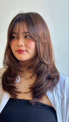 Temukan inspirasi model rambut terbaru dengan gaya layer panjang dan poni tipis yang memberikan tampilan segar dan stylish. Cocok untuk kamu yang mencari perubahan gaya rambut yang modern namun tetap elegan. Model rambut ini menambah volume dan dimensi pada rambut, membuatmu tampil lebih percaya diri. Ideal untuk berbagai acara, dari casual hingga formal. Simpan ide ini untuk kunjungan selanjutnya ke salon! #ModelRambut #RambutLayer #PoniTipis #GayaRambut #InspirasiRambut #TrenRambut2024 #GayaRambutWanita #RambutPanjang Cute Wispy Bangs, Wispy Bangs Round Face, Medium Hair Round Face, Wispy Bangs Hairstyles, Hair Inspiration Long, Bangs For Round Face, Layered Haircuts For Medium Hair, Bangs Hairstyles, Bangs With Medium Hair