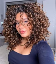 Short Curly Ombre Hair, Curly Hair Inspiration Color, Highlights For Short Curly Hair, Partial Balayage Curly Hair, Short Curly Balayage, Natural Curly Hair Color Ideas Balayage, Short Curly Balayage Hair, Curly Hair Ombre Balayage, Short Curly Hair Balayage