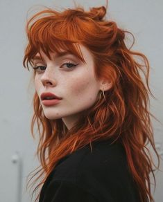 Ska Hairstyles Women, Color Split Hair, Orange Color Hair Ideas, Long Bob Ginger Hair, Amber Orange Hair, Rocker Shag Mullet, Short Layer Hair With Bangs, Ginger Bangs Hair, Shaggy Red Hair With Bangs