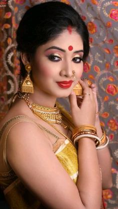 Bengali Fashion, Amazing Dp, Indian Bride Makeup, Saree Women, Indian Bridal Photos, Reception Look, Bengali Bride, Bride Portraits, Bridal Makeup Natural