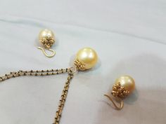 Pearl Mangalsutra Designs, Small Pearl Necklace, Pearl Locket, Pearl Earrings Designs, Gold Jewels Design, Modern Gold Jewelry