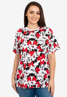 Your love for Minnie Mouse couldn’t be clearer when you’re wearing this graphic tee that’s covered in many Minnies and her trademark bow. Disney Outfits Women, Mom Belly, Plus Size Disney, Cute Disney Outfits, Minnie Bow, Mouse Print, Swimsuits For All, Disney Ladies, Disney Outfits