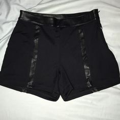 Leather Detailing Size Zipper Never Worn Black Bottoms With Zipper Closure For Summer, Casual Shorts With Zipper Closure For Night Out, Chic Summer Shorts With Zipper Closure, Black Shorts With Zipper Closure For Night Out, Chic Black Shorts With Zipper Closure, Fitted Black Shorts With Zipper Closure, Edgy High-waist Shorts With Zipper Closure, Zipper, Womens Shorts