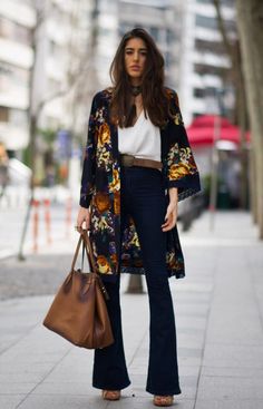 26 Ways to Style a Kimono for Spring - colorful kimono styled with belted high-waisted flares, a white blouse, and brown leather boho bag How To Wear Kimono, Kimono Outfits, Look Winter, Mode Prints, Kimono Outfit, Mode Kimono, Cooler Look