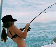 Fishing Girl Aesthetic, Cute Fishing Outfit For Women, Fishing Aesthetic, Fishing Girl, Girls Fishing, Fishing Photos, Country Summer, Fishing Pictures, Rodeo Life