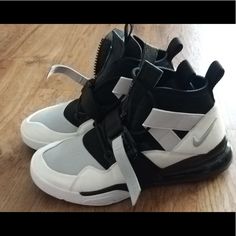 New Never Used Nike Modern Custom Sneakers With Round Toe, Modern Nike Custom Sneakers With Round Toe, Modern High-top Custom Sneakers With Branded Heel, Designer Streetwear Sneakers With Removable Insole, Designer Nike High-top Sneakers, Mens Nike Shoes, Black Nikes, Mens Shoes Sneakers, Nike Men