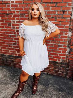 Brides Babes, Look Plus Size, Country Wedding Dresses, Lace Dress With Sleeves, White Short Dress, White Off Shoulder, Wedding Dresses Plus Size, Reception Dress