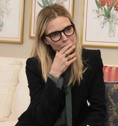 Eyeglasses Celebrities Women, Cable Knit Sweater Outfit, Knit Sweater Outfit, Casual Pants Style, Michelle Pfeiffer, Beauty Icons, Tres Chic, Mode Inspo, Womens Glasses