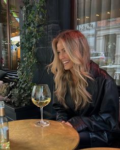 Natural Brunette To Blonde Balayage, Thing Long Hair Styles, Long Beige Blonde Hair, Blonde Hair Autumn, Autumn Blonde Hair 2023, Blonde Hair For Dark Hair, Lived In Neutral Blonde, Lived In Blonde Long Hair, Blond Inspo Hair