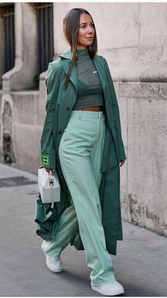 Mode Monochrome, Elegant Summer Outfits, Walking Down The Street, Looks Street Style, Mode Inspo, Colourful Outfits, Mode Inspiration, Street Style Outfit