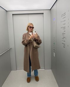 10 Cute Ways to Style Your Outfits With Uggs | Who What Wear UK Kelly Rutherford Style, Kelly Rutherford, By Malene Birger, Mom Style, Daily Outfits, Autumn Winter Fashion