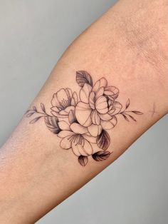 Tatuaje line fina fine line tattoo peonia peonie Peony Tattoo Wrist, Peony Wrist Tattoo, Peony Fine Line Tattoo, Fine Line Peony, Fine Line Peony Tattoo, Tattoo Peony, Peony Tattoo, Tattoo Wrist, Fine Line Tattoo