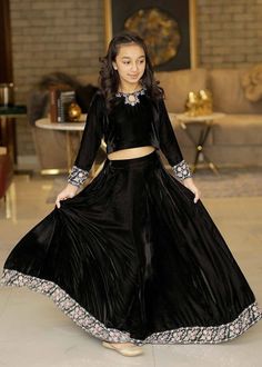 Kids Lengha Choli, Fancy Choli, Traditional Skirt And Top, Velvet Lehenga Choli, Traditional Skirts, Velvet Lehenga, Frock Fashion, Lengha Choli, Velvet Dresses