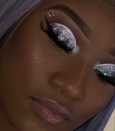 Glitter Looks Make Up, Cute Silver Makeup Looks, Dramatic Glitter Eye Makeup, Prom Makeup Looks For Black Women, Makeup Ideas Sweet 16, White Prom Makeup Looks, White Glitter Eyeshadow Looks, Dramatic Birthday Makeup, Full Glam Makeup Looks Black Women Glitter