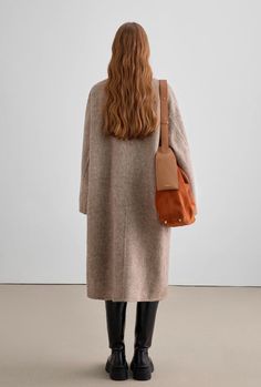 素材 ポリエステル:20％/シルク10%ウール60% 着用サイズ 175cm BWH : 80/59/89 Mサイズ Neutral Long Wool Coat For Fall, Oversized Long Outerwear In Neutral Color, Long Fall Outerwear With Double Button Closure, Long Outerwear With Double Button Closure For Fall, Beige Long Wool Coat For Workwear, Beige Long Outerwear With Button Closure, Long Beige Outerwear With Button Closure, Oversized Long Wool Coat For Work, Long Beige Wool Coat For Work