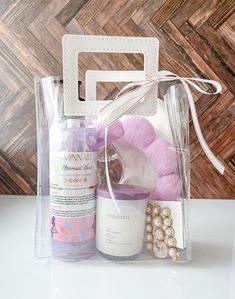 Ultimate Self-Care Gift Bag Indulge in the ultimate self-care experience with our beautifully packaged gift bag, perfect for someone special in your life. Whether it's a best friend, a dedicated teacher, or a loved one who deserves some pampering, this gift bag has everything they need for a relaxing retreat. Key Features: Candle: Create a soothing ambiance that melts away stress. Spa Headband: Keep hair effortlessly styled and out of the way during pampering sessions. Sleep Eye Mask: Ensure a r Beauty Kit Gift Ideas, Body Shop Gift Bags, Self Care Kits For Women, Selfcare Kit, Portable Products, Sending You Hugs, Beauty Care Package, Diy Gifts To Sell, Sending You A Hug