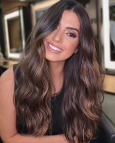 Morena iluminada café: 35 inspirações dessa tendência - Foto 76 2022 Hair Color, Cinnamon Hair, Wedding Hair Colors, Brown Hair Inspo, Make Up Inspiration, Silver Hair Color, Beautiful Hair Color