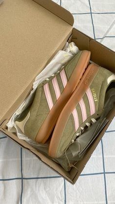 I’m obsessed 😻 Pink And Green Gazelle Adidas Outfit, Brown Spezial Adidas, Brown And Pink Gazelle, Adidas Gazelle Green, Gazzeleadidas Shoes, Pink And Green Gazelles, Adidas Girl, Pretty Shoes Sneakers, Adidas Spezial