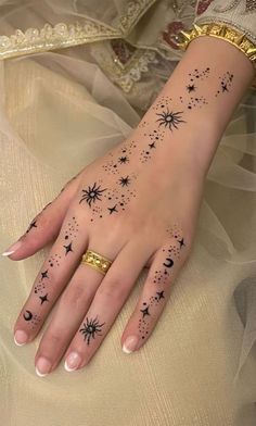 In a society captivated by grandiose ink masterpieces, small hand tattoos serve as a subtle yet impactful way to express your individuality. Oh yes, the days when hand tattoos were reserved for elements of questionable occupations only are far and gone, and we cannot be happier about it. Do It Yourself Tattoo