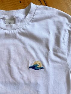 Besticktes Shirt. Kleine Welle in blau mit kleiner Sonne im Hintergrund. Men’s Embroidery, Small Embroidery Ideas Shirt, Embroidery Designs For Men, Embroidery For Men, Embroidery Shirt Men, Revamp Clothes, Embroidery Jeans Diy, Basic Hand Embroidery Stitches