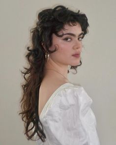 the last dinner party🏹 80s Rock Star Hair, Abigail The Last Dinner Party, Abigail Morris, Aesthetic Light Academia, Black Hair Types, Last Dinner, Album Aesthetic, Aesthetic Core, Aesthetic Light