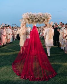 From bride's beautiful self-design red lehenga to exquisite baby breaths phoolon ki chaddar, from her dupatta trail to bridesmaids' twinning outfits, from her dream bridal entry to breathtaking varmala photos, there's nothing not to love about this gorgeous bride Thailand wedding 😍 Taf a friend who is getting married soon and share this dreamy wedding inspiration with them. Couple: @kashtag90 @jhalakshah_ Planner: @krish_events Venue: @avanihuahin Decor: @dp_designbypeerapach Light and So... Indian Bride Wedding Outfits, Lehenga Veil Indian Bridal, Veils Bridal Indian, Varmala Photos, Red Bridal Veil, Red Lehenga Bridal, Bridal Outfits Wedding, Bridal Dress Indian