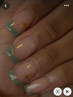 Square Acrylic Nails Green Design, Green French Tip Nails Ideas, Regular Nails Design, Nail Inspo For Emerald Green Dress, Short Acrylic Nails Green And Gold, Gold N Green Nails, Biab Nails Tips, Green French Tip Design Nails, Nail Ideas Green Short