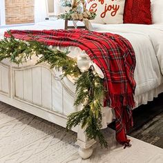 Primitive Paint Colors, Christmas Decor Minimalist, French Farmhouse Christmas, Mantel Decor Christmas, Closed In Porch, Christmas Bedroom Ideas, Cedar Garland, Sofas Fabric, Upholstered Settee