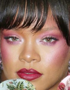 #rihanna #themetgala #couturemakeup Rihanna Highlighter, Black Dandyism, Rhianna Makeup, Rihanna Makeup, Couture Makeup, Brunette Makeup, Face Beat, Medium Skin Tone, The Met Gala