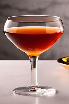 Porto cocktail recipe featuring rich flavors with port wine and brandy, creamy texture with egg yolk, topped with nutmeg for a twist, stunning drink made for entertaining. Unique Drinks, Creamy Eggs, Fortified Wine, Unique Drink, Cocktail Dinner, Port Wine, Coffee Cocktails