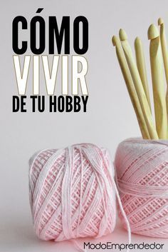 two balls of yarn sitting next to each other on top of a white surface with the words comoo vivir de tu hobby