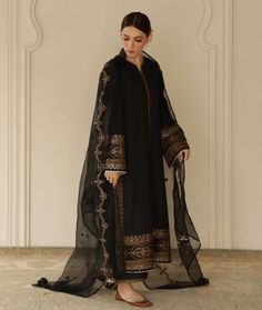 Black Salwar Designs, Fancy Suit Designs Pakistani, Black Kameez, Stylish Outfits Casual, Pakistani Wedding Outfits, Casual Indian Fashion, Pakistani Dresses Casual, Desi Fashion Casual, Pakistani Fancy Dresses