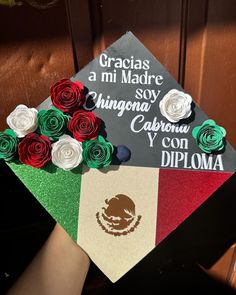 a graduation cap decorated with flowers and the words gracias, mi madre, chicago, caberou y con diploma