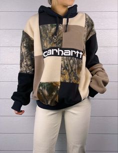 Reworked Carhartt Hoodie, Carhartt Patchwork Jacket, Upcycling Hoodies Diy, Upcycle Hoodies Ideas, Patchwork Carhartt, Reworked Clothes Ideas, Recycled Sweatshirts, Upcycled Hoodies, Sewing Hoodie