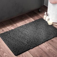 a bathroom rug that is on the floor