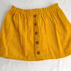 Isaac Mizrahi Sunflower Yellow Corduroy Skirt - Perfect For Brightening Up Their Wardrobe! Elevate Your Young One's Style With This Gorgeous Isaac Mizrahi Sunflower Yellow Corduroy Skirt. Crafted From High-Quality Corduroy Material, This Size Small (5/6) Skirt Is Nwt (New With Tags), Ensuring A Flawless And Fresh Look Every Time Have Her Wear It. Its Vibrant Color And Impeccable Fit Make It A Must-Have For Any Fashion-Forward Young Lady. - Vibrant Sunflower Yellow - High-Quality Corduroy Material - Flattering Size Girls Small (5/6) - Nwt (New With Tags). #Isaacmizrahi #Corduroyskirt #Yellowskirt #Fashionforward #Nwt Leather Skater Skirts, Army Green Skirt, Kids Corduroy, Girls Denim Skirts, Coat Trends, Orange Skirt, Sunflower Yellow, Yellow Skirt, Corduroy Skirt